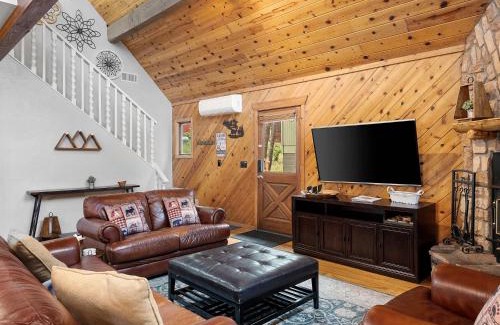 Munds Park House | Luxe Pinewood Escape Spacious Family Cabin for 10 with Firepit