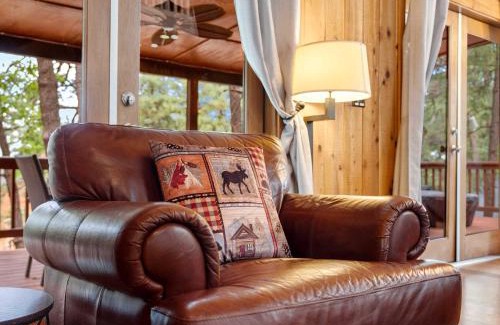 Munds Park House | Luxe Pinewood Escape Spacious Family Cabin for 10 with Firepit