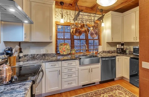 Chestnut Springs House | Luxe Private Getaway in the Heart of Wintergreen!