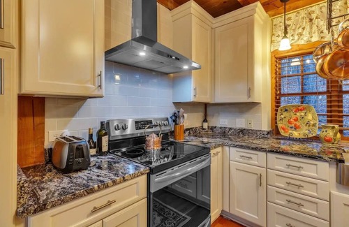 Chestnut Springs House | Luxe Private Getaway in the Heart of Wintergreen!