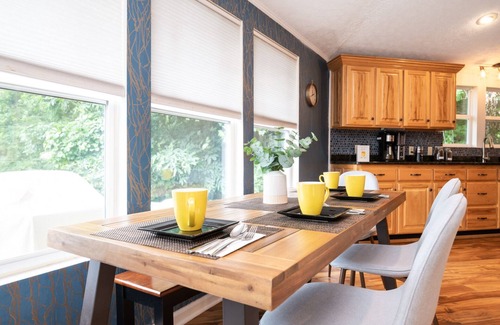 Mars Hill Cottage | Luxe Retreat with Panoramic Views, Hot Tub & Sauna, mins to Hatley Point