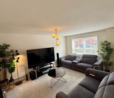 Trentham House | Luxe Rooms in High-End Duplex Near Trentham Garden