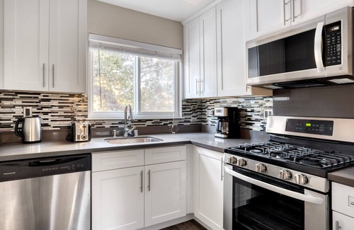 Central San Mateo Apartment | Luxe San Mateo Studio w/Pool & W/D, nr 20+ restaurants, by Blueground