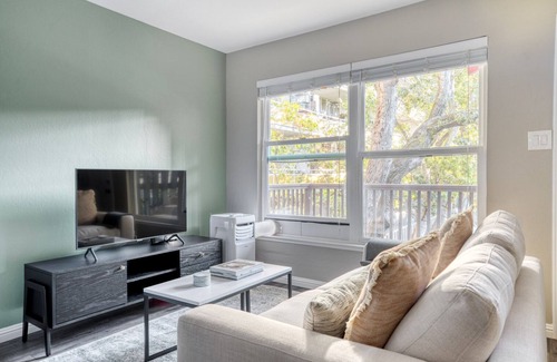 Central San Mateo Apartment | Luxe San Mateo Studio w/Pool & W/D, nr 20+ restaurants, by Blueground