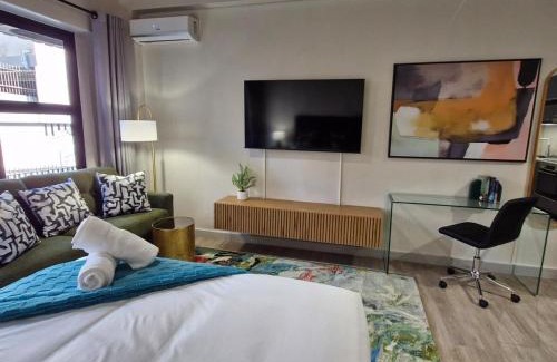 Sandown Apartment | Luxe Sandton Suite Rooftop Pool and Sandton Skyline