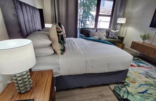 Sandown Apartment | Luxe Sandton Suite Rooftop Pool and Sandton Skyline