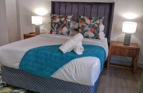 Sandown Apartment | Luxe Sandton Suite Rooftop Pool and Sandton Skyline