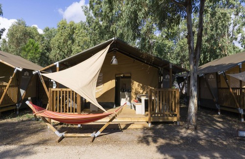 Fertilia Ski Chalet | Luxe Sanitary 5 pers. Villatent in Sardinia with Spray Park and Near at Beach