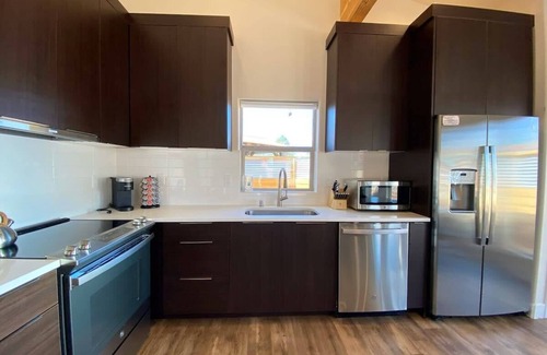 Kanab House | Luxe stay in Kanab with stargazing rooftop deck, pool & hot tub