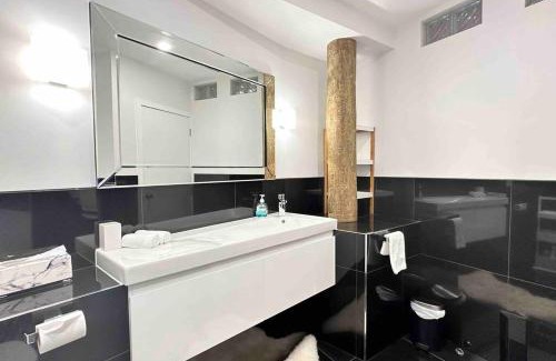 Kelvin Heights Apartment | Luxe Studio with Lake and Mountain Views