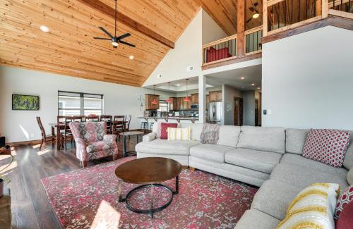 Lampe House | Luxe Table Rock Lake Vacation Rental with Hot Tub!