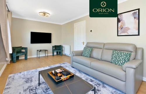 Dundee Villa | LUXE Townhouse - LONGER STAYS and REDUCED PRICES Only by Visiting ORION SHORT STAYS, 4 Rooms, Fully Equipped, HOT-TUB, Games Room, EV Power Point, Centrally Located, Newly Renovated