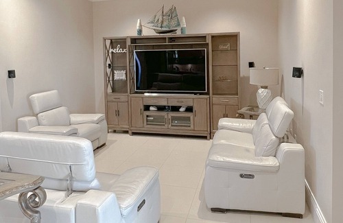 Olympia Heights House | Luxe Tuscany Property - Pool/BBQ/Hot Tub/Work Area/King Massage Bed