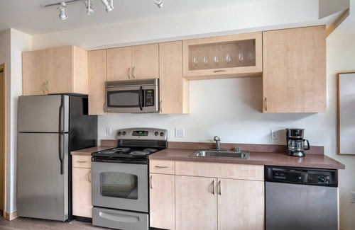 Wallingford Apartment | Luxe Wallingford Studio w/Pets & W/D, nr 99 & I-5, by Blueground