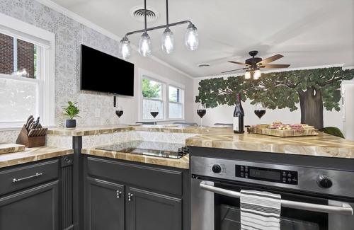 University Park House | Luxe Wolfpack Retreat: Walk to NC State, Shops, Dining+Firepit, Cornhole & More!