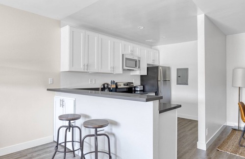 Woodland Hills Apartment | Luxe Woodland Hills 2BR w/Pool & Gym, near Warner Center, by Blueground