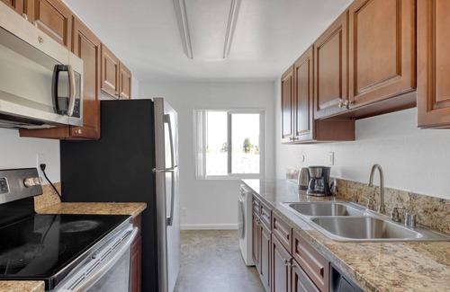 Woodland Hills Apartment | Luxe Woodland Hills 2BR w/Pool & Gym, near Warner Center, by Blueground
