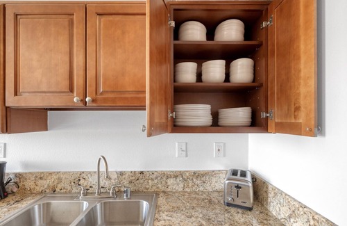 Woodland Hills Apartment | Luxe Woodland Hills 2BR w/Pool & Gym, near Warner Center, by Blueground