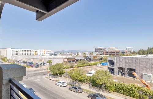 Woodland Hills Apartment | Luxe Woodland Hills 2BR w/Pool & Gym, near Warner Center, by Blueground