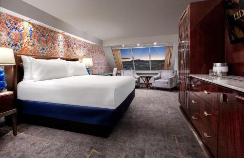 Las Vegas Strip Resort | Luxor