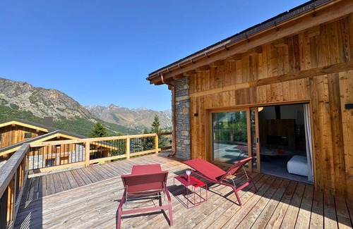 Les Belleville Ski Chalet | Luxury Chalet for 12 w/Sauna & Home Cinema
