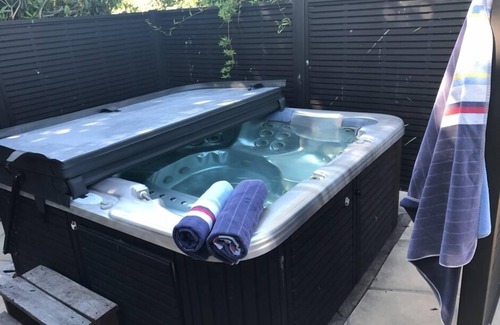 Wharewaka House | Luxury beds, Spa Pool, Bikes, Kayak, Paddle board, Trampoline
