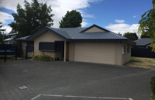 Wharewaka House | Luxury beds, Spa Pool, Bikes, Kayak, Paddle board, Trampoline