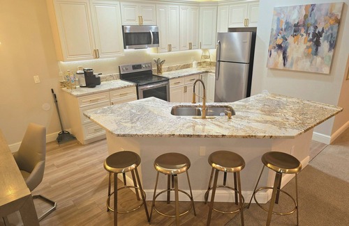 West Haven Villa | Luxurios 5-bed villa- fitness ,HotTub, Gameroom, WiFi next Disney - sleeps 10