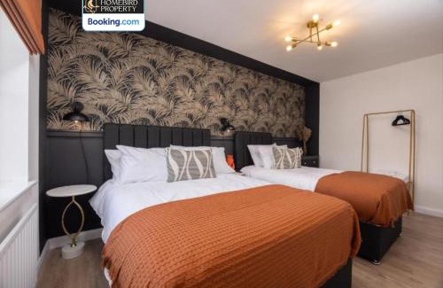 Leeds House | Luxuriou 5 Bedroom House By Homebird Property Management Short Lets & Serviced Accommodation Leeds With Private Parking & Free WiFi