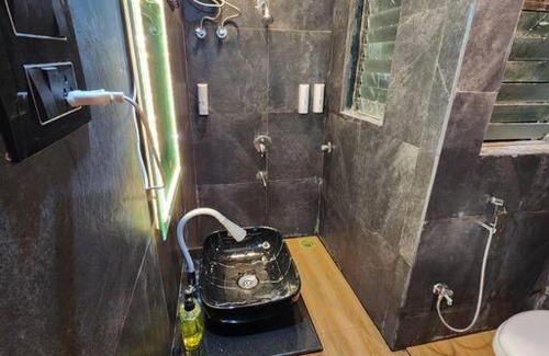 Taloja Apartment | Luxurious 1 Bedroom Condo with Home Theater System