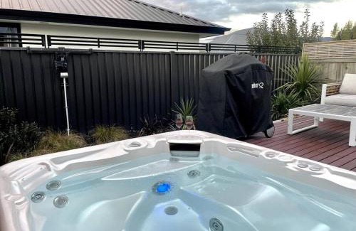 Lake Hayes Apartment | Luxurious 1BR Mountain Retreat with Spa Pool