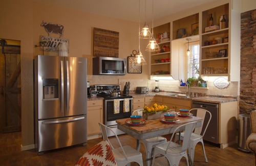 Jamestown Apartment | Luxurious 2 Bedroom Suite in the ♥ of Jamestown