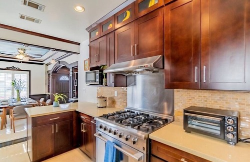 El Monte House | Luxurious 2-Story Condo with Modern Amenities
