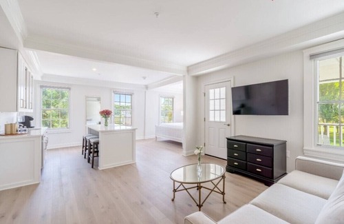 Stevensville House | Luxurious 24-Bedroom Mansion Retreat complete with private pool & public dining.