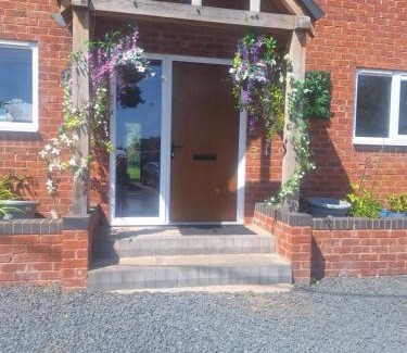 Alfrick Villa | Luxurious 3 bedroom house now with FULL FIBRE INTERNET Shangri la in village of Alfrick with driveway parking for 3 cars in an area of outstanding natural beauty, superb walking,close to Worcester, Malvern showground, theatre, Malvern hills, dogs welcome