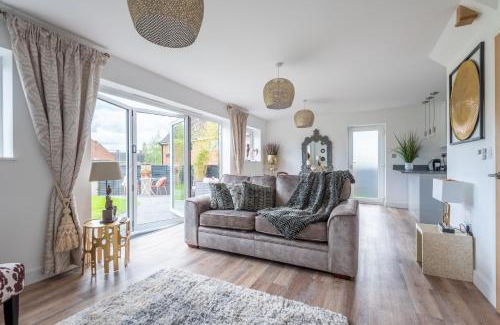 Alfrick Villa | Luxurious 3 bedroom house now with FULL FIBRE INTERNET Shangri la in village of Alfrick with driveway parking for 3 cars in an area of outstanding natural beauty, superb walking,close to Worcester, Malvern showground, theatre, Malvern hills, dogs welcome