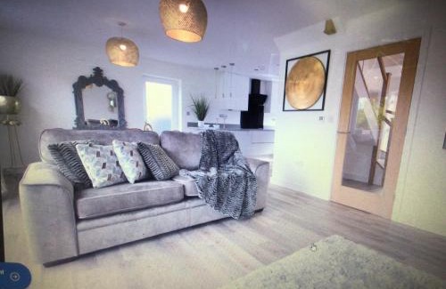 Alfrick Villa | Luxurious 3 bedroom house now with FULL FIBRE INTERNET Shangri la in village of Alfrick with driveway parking for 3 cars in an area of outstanding natural beauty, superb walking,close to Worcester, Malvern showground, theatre, Malvern hills, dogs welcome