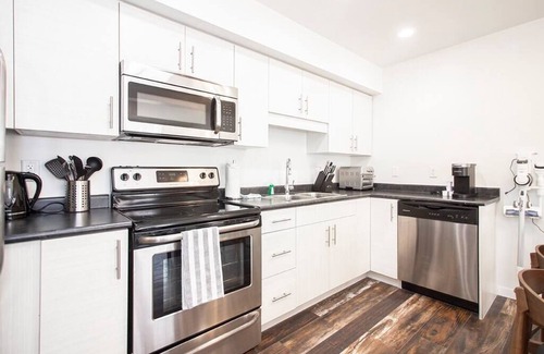 Fort Gary House | Luxurious 3BDRM townhouse with parking and Wi-Fi!