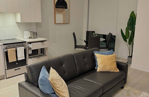 Downtown Mississauga House | Luxurious 3bedroom Retreat in Square One Area. Your perfect getaway awaits.