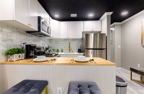 Longwood House | Luxurious 3BR, 2BA on tree lined street close to transportation