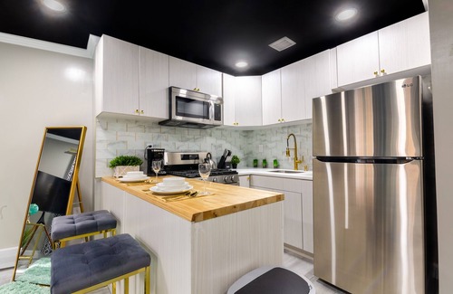 Longwood House | Luxurious 3BR, 2BA on tree lined street close to transportation