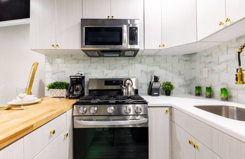 Longwood House | Luxurious 3BR, 2BA on tree lined street close to transportation