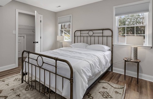 Cary House | Luxurious 4 bedroom, 3 full bath house