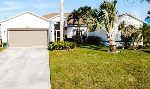 Almont House | Luxurious 4 Bedroom Canal-Front Home, Pet Friendly