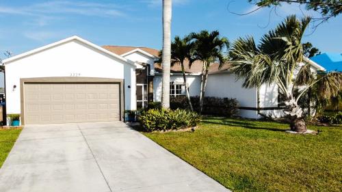 Almont House | Luxurious 4 Bedroom Canal-Front Home, Pet Friendly