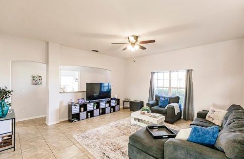 Almont House | Luxurious 4 Bedroom Canal-Front Home, Pet Friendly