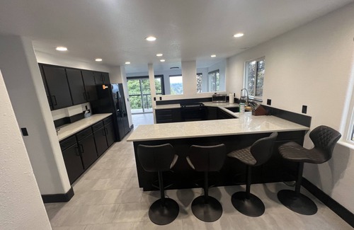 Springfield House | Luxurious 4 floor Gem, 1 Mile E of Autzen,Hilltop views,Sauna and Massage Chairs
