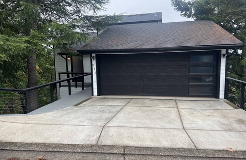 Springfield House | Luxurious 4 floor Gem, 1 Mile E of Autzen,Hilltop views,Sauna and Massage Chairs