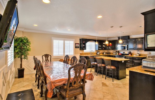 Southwest Anaheim House | Luxurious 4400 sqft house Disneyland, Knotts, water park, beach, Kid's rooms