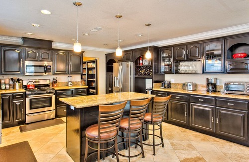 Southwest Anaheim House | Luxurious 4400 sqft house Disneyland, Knotts, water park, beach, Kid's rooms